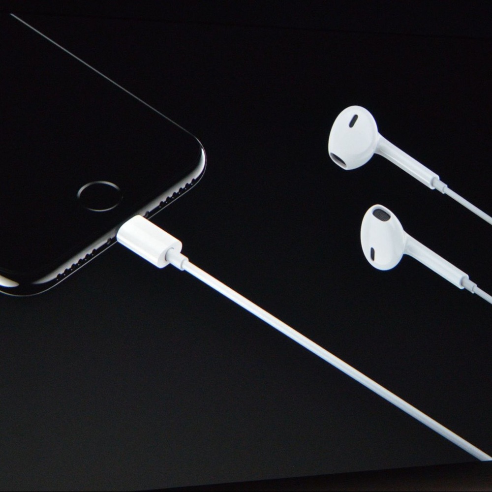 Apple headphones lighting cable